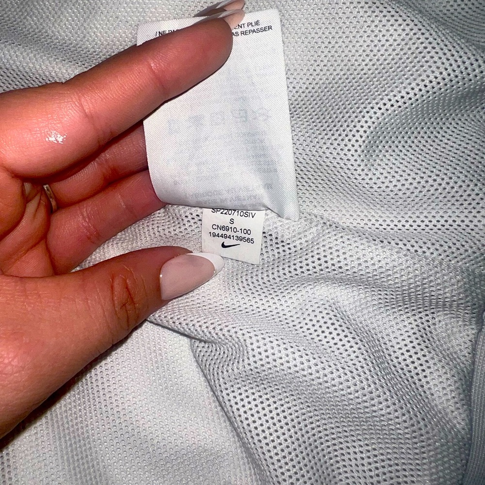 White Nike windbreakers. Size S Only stain is insidd the jacket